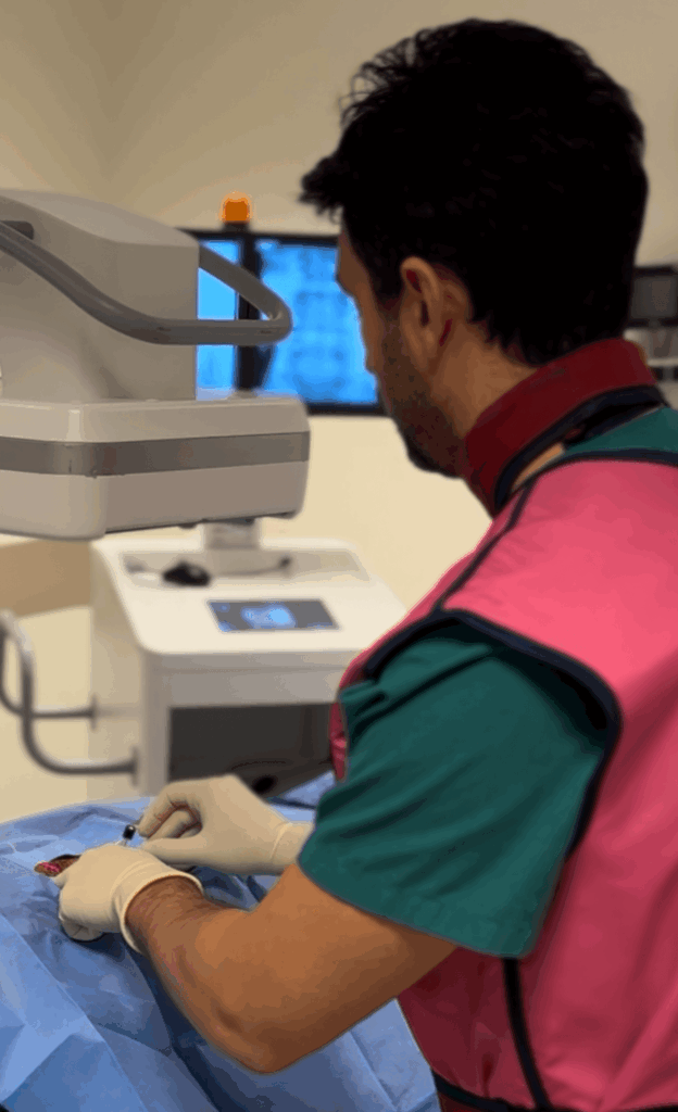 Beyin ve Sinir Cerrahisi Uzmanı Doç. Dr. Muhammet Arif Özbek ameliyathane koşullarında nokta atış tedavisi uygularken.